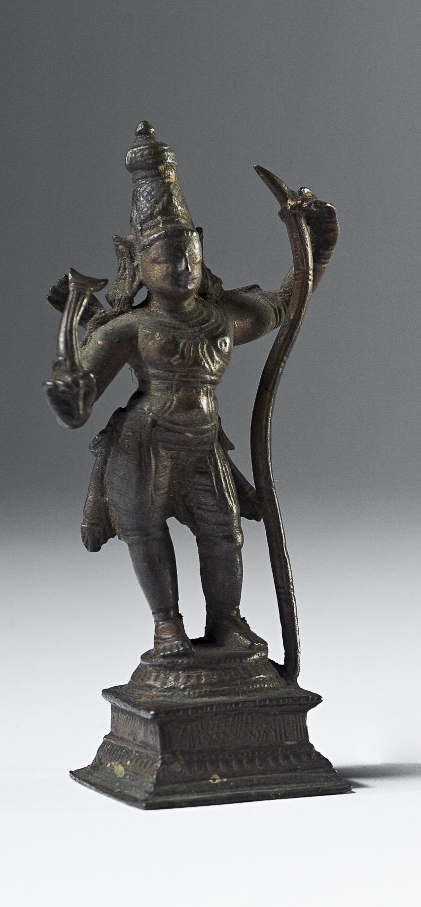 Krishna danse sur le serpent. Inde. Statuette en bronze, hauteur 9 cm. Lyon, musée des Confluences.