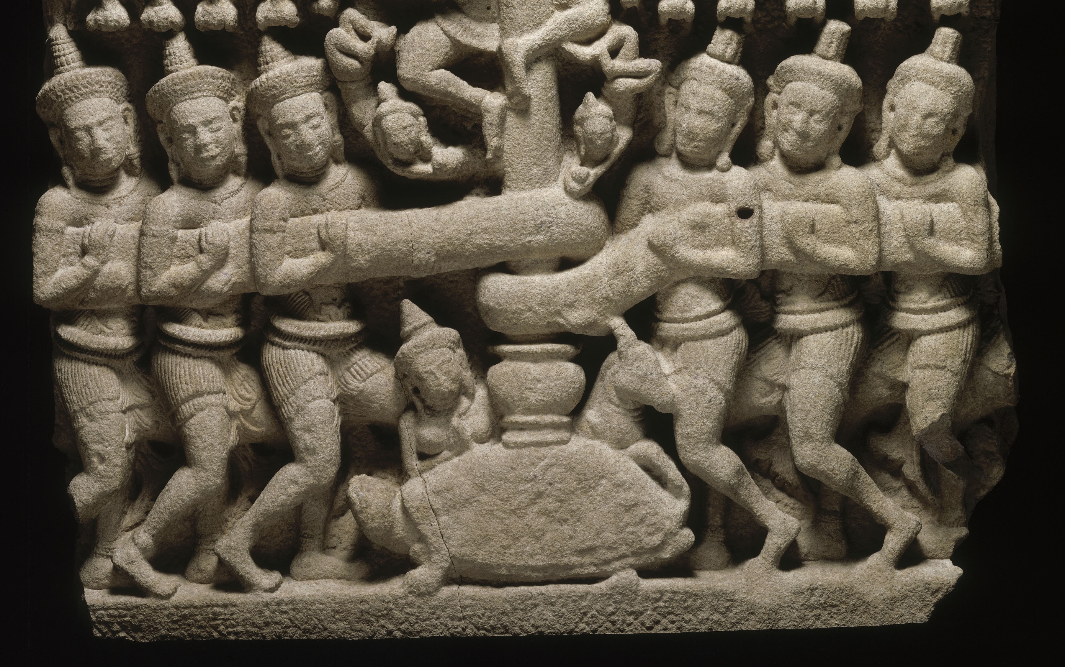 Fragment de tympan (barattage de l'océan de lait). Temple de Prasat Pnom Da, Cambodge. Grès.  Paris, musée Guimet. (détail)