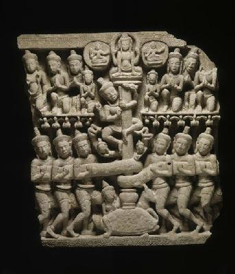 Fragment de tympan (barattage de l'océan de lait). Temple de Prasat Pnom Da, Cambodge. Grès, hauteur 132 cm. Paris, musée Guimet.