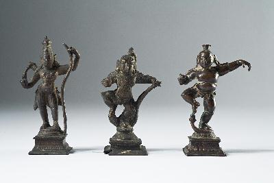 Krishna danse sur le serpent. Inde. Statuettes en bronze, hauteur 9 cm. Lyon, musée des Confluences.