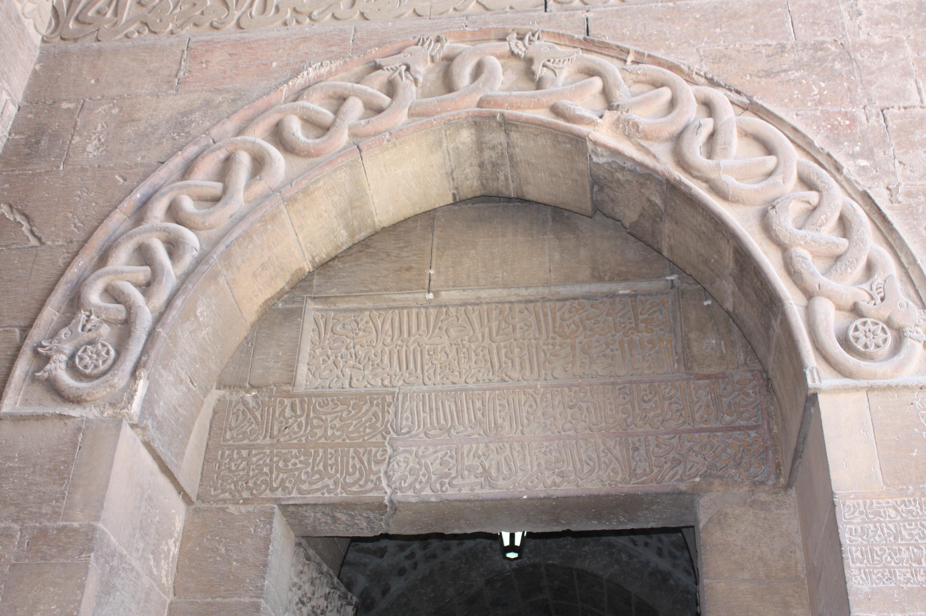 la porte aux serpents de la citadelle d'Alep (XIIIème siècle)